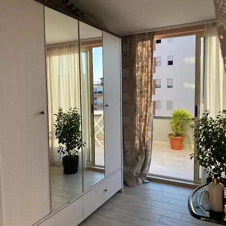 Apartament Komuna E Parisit Qendra Kristal Center *