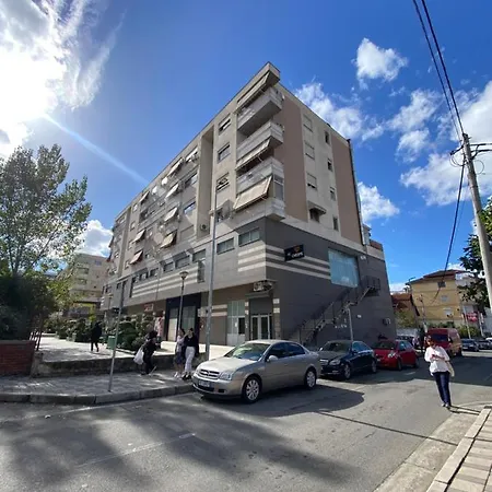Apartament Komuna E Parisit Qendra Kristal Center *
