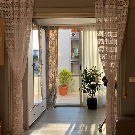 Apartament Komuna E Parisit Qendra Kristal Center Apartment