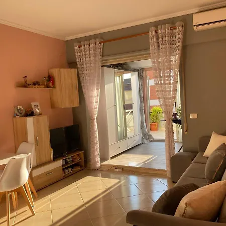 Apartament Komuna E Parisit Qendra Kristal Center *